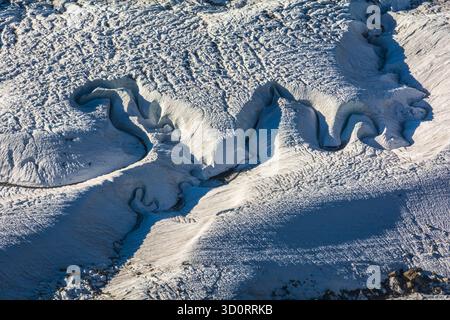 Der Gorner-Gletscher unterhalb des Gornergrat zeigt den atemberaubenden Verlauf eines Gletscherflusses, der sich seinen Weg hinunter zur Gletscherzunge und Zermatt schlängelt. Stockfoto