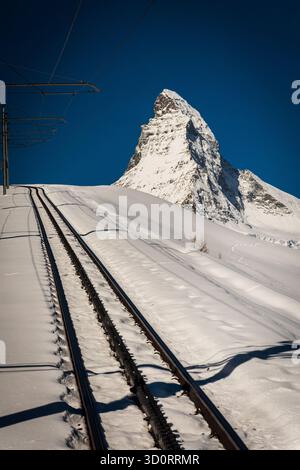Die Zahnradbahn Gornergrat im Winter. Wir klettern und genießen die Aussicht und die erstaunliche Form des Matterhorns. Stockfoto