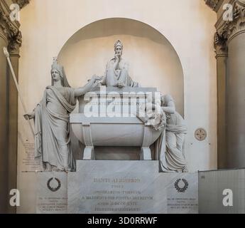 Firenze, Italien, Europa - 14. Juli 2024: Basilika Santa Croce. Monumentale Gedenkstätte für Dante Alighieri mit drei Statuen oben Stockfoto