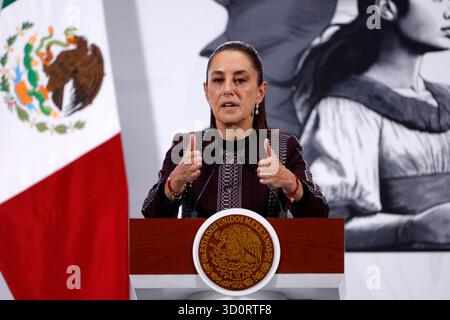 Mexiko-Stadt, Mexiko. Oktober 2025. Mexikos Präsidentin Claudia Sheinbaum Pardo spricht während eines Briefings über die Hilfe, die der von den Überschwemmungen betroffenen Bevölkerung in den staaten gewährt wurde, die durch die schweren Regenfälle im Nationalpalast am meisten Schaden erlitten hatten. Am 24. Oktober 2025 in Mexiko-Stadt. (Foto: Luis Barron/ Credit: Eyepix Group/Alamy Live News Stockfoto
