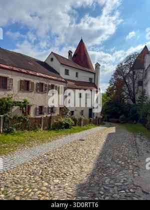 Das äußere Schlossgelände und das Dorf, das in das innere Schlossgelände in Burghausen führt Stockfoto