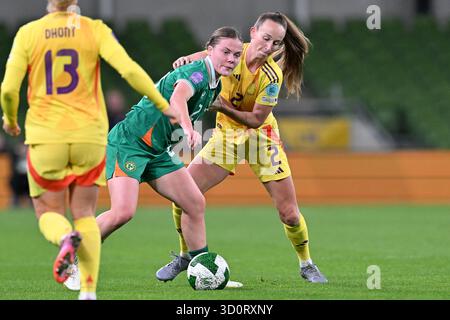 Dublin, Irland. Oktober 2025. Emily Murphy (21) aus Irland, dargestellt in einem Duell mit Sari Kees (2) aus Belgien während eines Frauenfußballspiels zwischen den Nationalmannschaften der republik Irland und Belgien, genannt die Red Flames für die erste Etappe der Promotion/Relegation Play-off in der UEFA Womens Nations League 2025, am Freitag, den 24. Oktober 2025 in Dublin, IRLAND. Quelle: Sportpix/Alamy Live News Stockfoto
