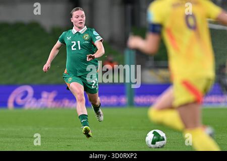 Dublin, Irland. Oktober 2025. Emily Murphy (21) aus Irland, das während eines Frauenfußballspiels zwischen den Nationalmannschaften der republik Irland und Belgien gezeigt wurde, die Red Flames für die erste Etappe der Promotion/Relegation Play-off in der UEFA Womens Nations League 2025, am Freitag, den 24. Oktober 2025 in Dublin, IRLAND. Quelle: Sportpix/Alamy Live News Stockfoto