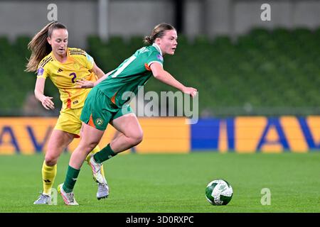 Dublin, Irland. Oktober 2025. Emily Murphy (21) aus Irland, dargestellt in einem Duell mit Sari Kees (2) aus Belgien während eines Frauenfußballspiels zwischen den Nationalmannschaften der republik Irland und Belgien, genannt die Red Flames für die erste Etappe der Promotion/Relegation Play-off in der UEFA Womens Nations League 2025, am Freitag, den 24. Oktober 2025 in Dublin, IRLAND. Quelle: Sportpix/Alamy Live News Stockfoto