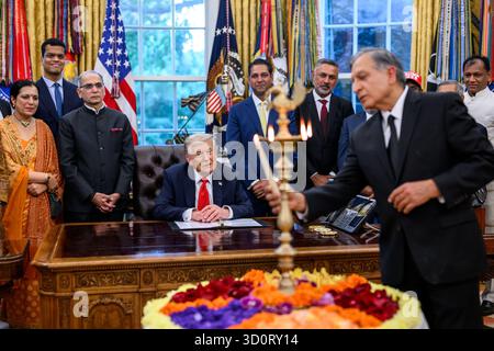 Präsident Donald Trump nimmt an einer Diwali-Feier am Dienstag, den 21. Oktober 2025, im Oval Office Teil. (Offizielles Foto des Weißen Hauses von Molly Riley) Stockfoto