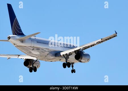 Palm Springs, Kalifornien, USA. Oktober 2025. Ein United Airlines Airbus A320-232 mit der Registrierung N1480U landet am Palm Springs International Airport (PSP), Palm Springs, Kalifornien. Das Flugzeug ist in der Landekonfiguration '''''' dargestellt, die Laschen wurden '''' gegen den klaren Kobaltwüstenhimmel des Coachella-Tals ausgelöst. Der für kurz- und Mittelstreckenflüge konfigurierte Schmalraumjet erfasst die Energie der kommerziellen Luftfahrt an einem regionalen Gateway. (Kreditbild: © Ian L. Sitren/ZUMA Press Wire) NUR REDAKTIONELLE VERWENDUNG! Nicht für kommerzielle ZWECKE! Stockfoto