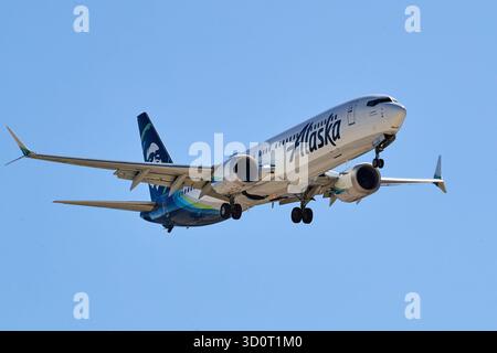 Palm Springs, Kalifornien, USA. Oktober 2025. Eine Alaska Airlines Boeing 737-9 MAX mit der N919AK fährt zum Palm Springs International Airport (PSP) in Palm Springs, Kalifornien, ab. Der von Alaska Airlines betriebene Jet-Liner wird mit ausgefahrenem Fahrwerk und Flattern gegen den klaren Wüstenhimmel des Coachella Valley gefangen genommen. Gebaut für Alaska und geliefert Anfang 2021 (Foto: © Ian L. Sitren/ZUMA Press Wire) NUR ZUR REDAKTIONELLEN VERWENDUNG! Nicht für kommerzielle ZWECKE! Stockfoto