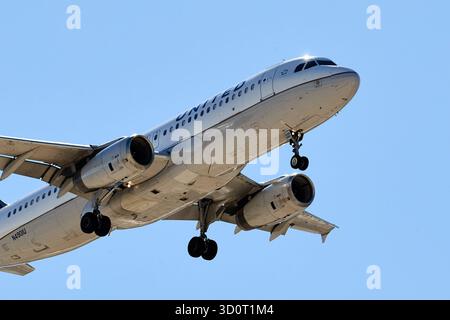 Palm Springs, Kalifornien, USA. Oktober 2025. Ein United Airlines Airbus A320-232 mit der Registrierung N1480U landet am Palm Springs International Airport (PSP), Palm Springs, Kalifornien. Das Flugzeug ist in der Landekonfiguration '''''' dargestellt, die Laschen wurden '''' gegen den klaren Kobaltwüstenhimmel des Coachella-Tals ausgelöst. Der für kurz- und Mittelstreckenflüge konfigurierte Schmalraumjet erfasst die Energie der kommerziellen Luftfahrt an einem regionalen Gateway. (Kreditbild: © Ian L. Sitren/ZUMA Press Wire) NUR REDAKTIONELLE VERWENDUNG! Nicht für kommerzielle ZWECKE! Stockfoto