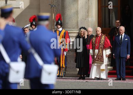 Vatikanstadt, Italien 23. Oktober 2025: Im Apostolischen Palast und in der Sixtinischen Kapelle im Heiligen Stuhl begrüßte Papst Leo XIV. König Karl III. Und Que Stockfoto
