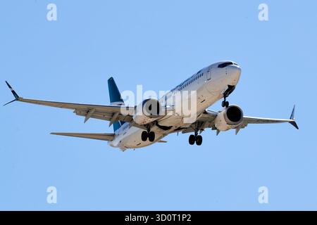 Palm Springs, Kalifornien, USA. Oktober 2025. Ein United Airlines Airbus A320-232 mit der Registrierung N1480U landet am Palm Springs International Airport (PSP), Palm Springs, Kalifornien. Das Flugzeug ist in der Landekonfiguration '''''' dargestellt, die Laschen wurden '''' gegen den klaren Kobaltwüstenhimmel des Coachella-Tals ausgelöst. Der für kurz- und Mittelstreckenflüge konfigurierte Schmalraumjet erfasst die Energie der kommerziellen Luftfahrt an einem regionalen Gateway. (Kreditbild: © Ian L. Sitren/ZUMA Press Wire) NUR REDAKTIONELLE VERWENDUNG! Nicht für kommerzielle ZWECKE! Stockfoto