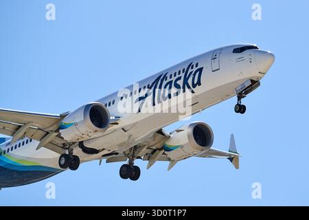 Palm Springs, Kalifornien, USA. Oktober 2025. Eine Alaska Airlines Boeing 737-9 MAX mit der N919AK fährt zum Palm Springs International Airport (PSP) in Palm Springs, Kalifornien, ab. Der von Alaska Airlines betriebene Jet-Liner wird mit ausgefahrenem Fahrwerk und Flattern gegen den klaren Wüstenhimmel des Coachella Valley gefangen genommen. Gebaut für Alaska und geliefert Anfang 2021 (Foto: © Ian L. Sitren/ZUMA Press Wire) NUR ZUR REDAKTIONELLEN VERWENDUNG! Nicht für kommerzielle ZWECKE! Stockfoto