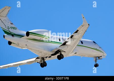 Palm Springs, Kalifornien, USA. Oktober 2025. Ein weißer Business-Jet mit grünen Akzentstreifen ''" A Bombardier BD''''''100'''1A10 Challenger 300 Registered C-FRGY ''''''" fährt in Richtung Palm Springs International Airport (PSP) in Kalifornien ab. Das Flugzeug ist in Landekonfiguration (Gang unten, Klappen ausgelöst) gegen einen klaren, wüstenblauen Himmel im Coachella Valley zu sehen. Laut seiner Registrierung ist C-FRGY ein privates Unternehmensflugzeug (Credit Image: © Ian L. Sitren/ZUMA Press Wire), DAS NUR REDAKTIONELL GENUTZT WIRD! Nicht für kommerzielle ZWECKE! Stockfoto