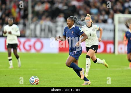 Kadidiatou Diani (Frankreich, 11) mit Ball, 24.10.2025, Düsseldorf (Deutschland), Fussball, FIFA Frauen-Weltmeisterschaft 2027 Halbfinale - DFB Frauen - Frankreich Stockfoto
