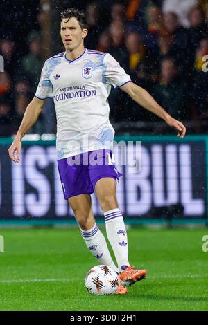 Deventer - Pau Torres aus Aston Villa spielt mit dem Ball im dritten Spiel der UEFA Europa League 2025/2026. Das Spiel findet am 23. Oktober 2025 in de Adelaarshorst in Deventer, Niederlande, statt. (VK Sportphoto/Raymond Smit) Stockfoto