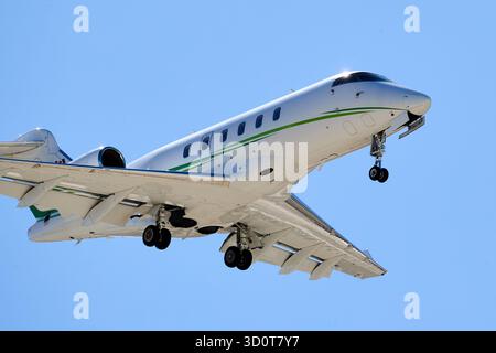 Palm Springs, Kalifornien, USA. Oktober 2025. Ein weißer Business-Jet mit grünen Akzentstreifen ''" A Bombardier BD''''''100'''1A10 Challenger 300 Registered C-FRGY ''''''" fährt in Richtung Palm Springs International Airport (PSP) in Kalifornien ab. Das Flugzeug ist in Landekonfiguration (Gang unten, Klappen ausgelöst) gegen einen klaren, wüstenblauen Himmel im Coachella Valley zu sehen. Laut seiner Registrierung ist C-FRGY ein privates Unternehmensflugzeug (Credit Image: © Ian L. Sitren/ZUMA Press Wire), DAS NUR REDAKTIONELL GENUTZT WIRD! Nicht für kommerzielle ZWECKE! Stockfoto