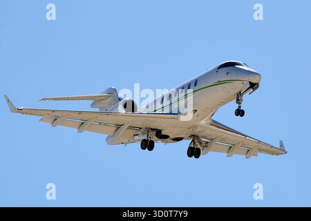 Palm Springs, Kalifornien, USA. Oktober 2025. Ein weißer Business-Jet mit grünen Akzentstreifen ''" A Bombardier BD''''''100'''1A10 Challenger 300 Registered C-FRGY ''''''" fährt in Richtung Palm Springs International Airport (PSP) in Kalifornien ab. Das Flugzeug ist in Landekonfiguration (Gang unten, Klappen ausgelöst) gegen einen klaren, wüstenblauen Himmel im Coachella Valley zu sehen. Laut seiner Registrierung ist C-FRGY ein privates Unternehmensflugzeug (Credit Image: © Ian L. Sitren/ZUMA Press Wire), DAS NUR REDAKTIONELL GENUTZT WIRD! Nicht für kommerzielle ZWECKE! Stockfoto