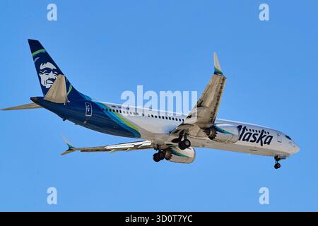Palm Springs, Kalifornien, USA. Oktober 2025. Eine Alaska Airlines Boeing 737-9 MAX mit der N919AK fährt zum Palm Springs International Airport (PSP) in Palm Springs, Kalifornien, ab. Der von Alaska Airlines betriebene Jet-Liner wird mit ausgefahrenem Fahrwerk und Flattern gegen den klaren Wüstenhimmel des Coachella Valley gefangen genommen. Gebaut für Alaska und geliefert Anfang 2021 (Foto: © Ian L. Sitren/ZUMA Press Wire) NUR ZUR REDAKTIONELLEN VERWENDUNG! Nicht für kommerzielle ZWECKE! Stockfoto