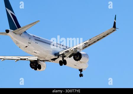 Palm Springs, Kalifornien, USA. Oktober 2025. Ein United Airlines Airbus A320-232 mit der Registrierung N1480U landet am Palm Springs International Airport (PSP), Palm Springs, Kalifornien. Das Flugzeug ist in der Landekonfiguration '''''' dargestellt, die Laschen wurden '''' gegen den klaren Kobaltwüstenhimmel des Coachella-Tals ausgelöst. Der für kurz- und Mittelstreckenflüge konfigurierte Schmalraumjet erfasst die Energie der kommerziellen Luftfahrt an einem regionalen Gateway. (Kreditbild: © Ian L. Sitren/ZUMA Press Wire) NUR REDAKTIONELLE VERWENDUNG! Nicht für kommerzielle ZWECKE! Stockfoto