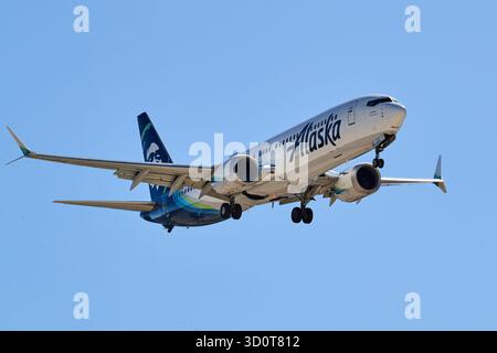 Palm Springs, Kalifornien, USA. Oktober 2025. Eine Alaska Airlines Boeing 737-9 MAX mit der N919AK fährt zum Palm Springs International Airport (PSP) in Palm Springs, Kalifornien, ab. Der von Alaska Airlines betriebene Jet-Liner wird mit ausgefahrenem Fahrwerk und Flattern gegen den klaren Wüstenhimmel des Coachella Valley gefangen genommen. Gebaut für Alaska und geliefert Anfang 2021 (Foto: © Ian L. Sitren/ZUMA Press Wire) NUR ZUR REDAKTIONELLEN VERWENDUNG! Nicht für kommerzielle ZWECKE! Stockfoto