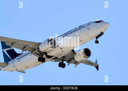 Palm Springs, Kalifornien, USA. Oktober 2025. Ein United Airlines Airbus A320-232 mit der Registrierung N1480U landet am Palm Springs International Airport (PSP), Palm Springs, Kalifornien. Das Flugzeug ist in der Landekonfiguration '''''' dargestellt, die Laschen wurden '''' gegen den klaren Kobaltwüstenhimmel des Coachella-Tals ausgelöst. Der für kurz- und Mittelstreckenflüge konfigurierte Schmalraumjet erfasst die Energie der kommerziellen Luftfahrt an einem regionalen Gateway. (Kreditbild: © Ian L. Sitren/ZUMA Press Wire) NUR REDAKTIONELLE VERWENDUNG! Nicht für kommerzielle ZWECKE! Stockfoto