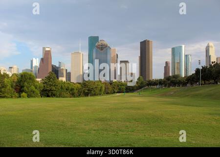 Houston, Texas, USA - 23. Oktober 2025: Skyline der Innenstadt von Houston vom Eleanor Tinsley Park Stockfoto