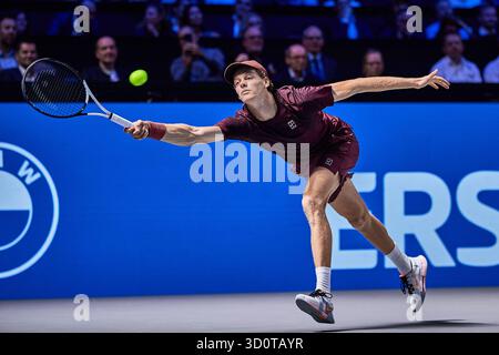 Wien, Wien, Österreich. Oktober 2025. JANNIK SINNER aus Italien kehrt mit Vorhand zu Bublik aus Kasachstan zurück, während der erste Bank Open - ATP500, Mens Tennis. SINNER gewann 6:4 6:4. (Kreditbild: © Mathias Schulz/ZUMA Press Wire) NUR REDAKTIONELLE VERWENDUNG! Nicht für kommerzielle ZWECKE! Stockfoto