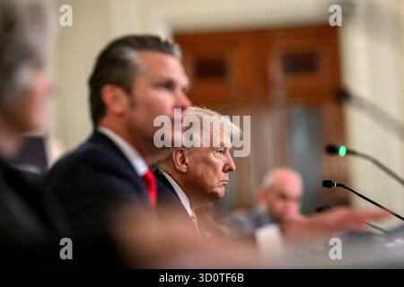 Washington, Vereinigte Staaten Von Amerika. Oktober 2025. Washington, Vereinigte Staaten von Amerika. 23. Oktober 2025. US-Präsident Donald Trump, richtig, hört zu, während eines Rundtischs, der die Homeland Security Task Force im State Dining Room des Weißen Hauses startet, 23. Oktober 2025 in Washington, DC Credit: Molly Riley/White House Photo/Alamy Live News Stockfoto