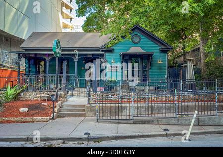 Texas, USA, 30. Mai 2024, Blick auf Augustine, eine Cocktailbar im Red River District Stockfoto