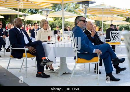 Washington, Vereinigte Staaten von Amerika. 21. Oktober 2025. Die republikanischen US-Senatoren hören die Kommentare von Präsident Donald Trump während des Mittagessens im Rose Garden Club im Rose Garden Patio des Weißen Hauses, 21. Oktober 2025 in Washington, D.C. von links nach rechts: Die Senatoren Tim Scott, R-SC, Marsha Blackburn, R-TN, Ted Cruz, R-TX und Charles Grassley, R-IA. Quelle: Abe McNatt/White House Photo/Alamy Live News Stockfoto