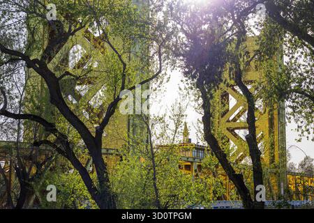 Sacramentio, Kalifornien, USA. April 2025. Die M Street Bridge oder Tower Bridge ist eine vertikale Hubbrücke über den Sacramento River in der Nähe der Altstadt von Sacramento. (Kreditbild: © Ruaridh Stewart/ZUMA Press Wire) NUR REDAKTIONELLE VERWENDUNG! Nicht für kommerzielle ZWECKE! Stockfoto
