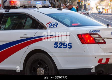 Toronto, ON, Kanada - 24. Oktober 2025: Eine Nahaufnahme zeigt den Aufkleber „Call 9-1-1 Emergency“ an der Seite eines Polizeiautos. Stockfoto