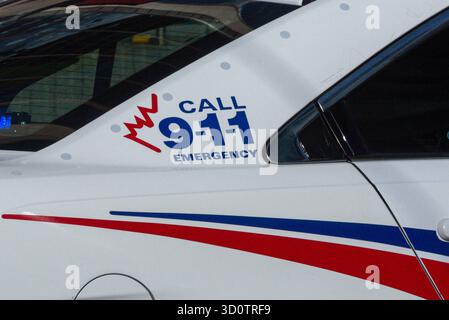 Toronto, ON, Kanada - 24. Oktober 2025: Eine Nahaufnahme zeigt den Aufkleber „Call 9-1-1 Emergency“ an der Seite eines Polizeiautos. Stockfoto