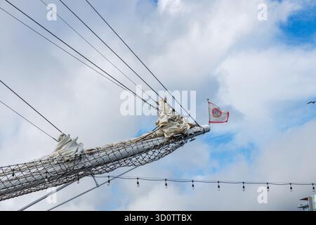 North Vancouver, Kanada - 19. Oktober 2025: Aufwärtsblick auf Bowspriet und Takelage auf dem Hochschiff Statsraad Lehmkuhl mit Rollsegel, Flagge Stockfoto