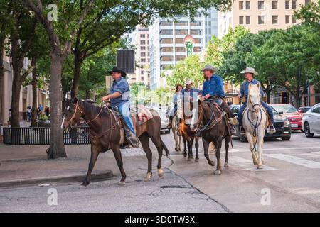 Austin, TX USA - 2. Mai 2019: Reiter, moderne Cowboys, fahren entlang der 6th Street in Downtown Austin. Stockfoto
