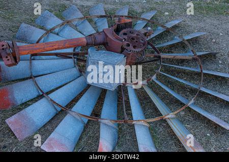 Windrotorblätter aus einer alten Windmühle. Die Rotorblätter einer kaputten Windmühle lagen auf dem Boden eines Bauernhofs. Stockfoto
