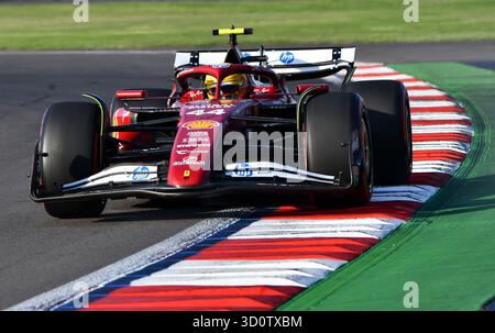 Mexiko-Stadt, Mexiko-Stadt, Mexiko. Oktober 2025. Der Fahrer Lewis Hamilton ( ) vom Ferrari-Team, während des Trainingstages für den Großen Preis von Mexiko, im Autodromo Hermanos Rodriguez. (Kreditbild: © Jorge Nunez/ZUMA Press Wire) NUR REDAKTIONELLE VERWENDUNG! Nicht für kommerzielle ZWECKE! Stockfoto