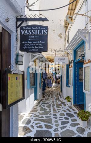 Tavernen in der alten Bourgos-Gegend von Naxos Town, Naxos Island, Kykladen, Griechenland Stockfoto