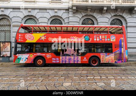 Steigen Sie ein, aus, und erkunden Sie den Doppeldeckerbus von Mailand in den alten Straßen von Mailand, Italien Stockfoto
