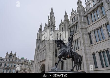 Das neogotische Marischal College mit Robert the Bruce Statue in Aberdeen, Schottland Stockfoto