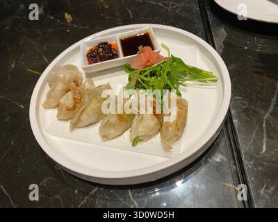 Knödel mit Dippsoße Stockfoto