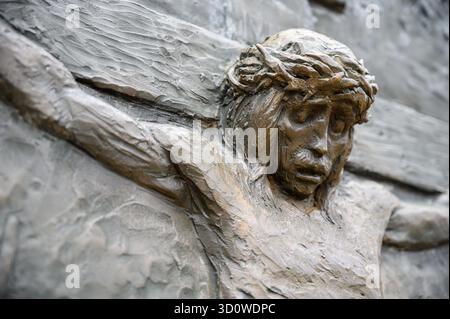 Station XII des Kreuzweges: Jesus stirbt am Kreuz. Der Kreuzweg auf dem Berg Križevac (der Kreuzberg) in Medjugorje. Stockfoto