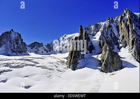 Blick auf die Berge von der Telecabine Panorama Railway, La Tour Ronde, Mont Blanc, Le Mont Blanc du Tacul, im Vordergrund der Gletscher du Gea Stockfoto