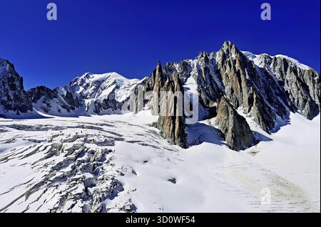 Blick auf die Berge von der Telecabine Panorama Railway, La Tour Ronde, Mont Blanc, Le Mont Blanc du Tacul, im Vordergrund der Gletscher du Gea Stockfoto