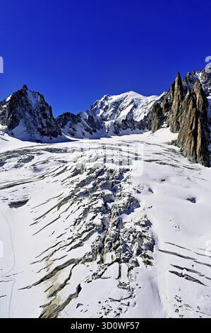 Blick auf die Berge von der Telecabine Panorama Railway, La Tour Ronde, Mont Blanc, Le Mont Blanc du Tacul, im Vordergrund der Gletscher du Gea Stockfoto