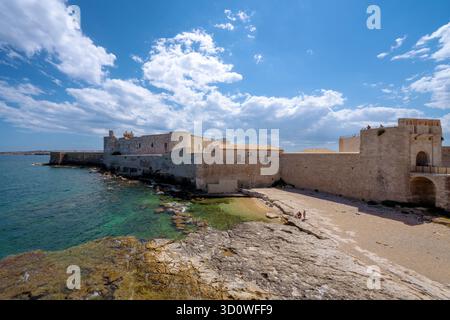 Dies ist ein Blick auf das Schloss Maniace, eine historische Festung am Wasser auf der Insel Ortigia, am 17. Juli 2021 in Syrakus, Sizilien, Italien Stockfoto