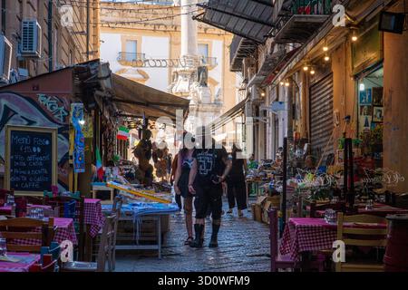 Traditionelle italienische Straße mit Marktständen, Geschäften, Cafés und Restaurants im Stadtzentrum am 21. Juli 2021 in Palermo, Sizilien, Italien Stockfoto