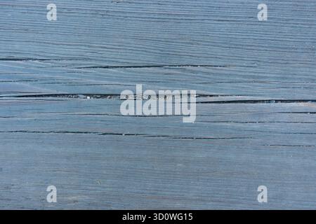 Nahaufnahme von blauen Holzdielen mit Rissen, Texturhintergrund für natürliche oder rustikale Designmotive Stockfoto