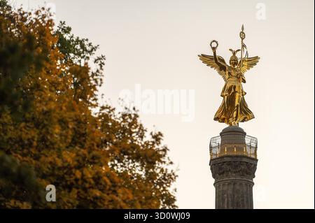 Berlin, Deutschland. Oktober 2025. Ein Baum neben der Siegessäule hat gelbe Blätter. Quelle: Christophe Gateau/dpa/Alamy Live News Stockfoto
