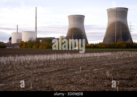 Gundremmingen, Deutschland. Oktober 2025. Blick auf das ehemalige Kernkraftwerk Gundremmingen. Die zwei rund 160 Meter hohen Kühltürme des vor fast vier Jahren stillgelegten Kernkraftwerks sollen am 25.10.2025 in die Luft gesprengt werden. Quelle: Sven Hoppe/dpa/Alamy Live News Stockfoto