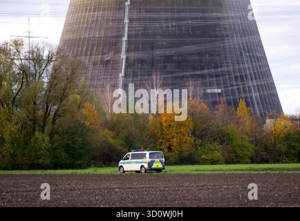 Gundremmingen, Deutschland. Oktober 2025. Vor dem ehemaligen Kernkraftwerk Gundremmingen steht ein Polizeifahrzeug. Die zwei rund 160 Meter hohen Kühltürme des vor fast vier Jahren stillgelegten Kernkraftwerks sollen am 25.10.2025 in die Luft gesprengt werden. Quelle: Sven Hoppe/dpa/Alamy Live News Stockfoto